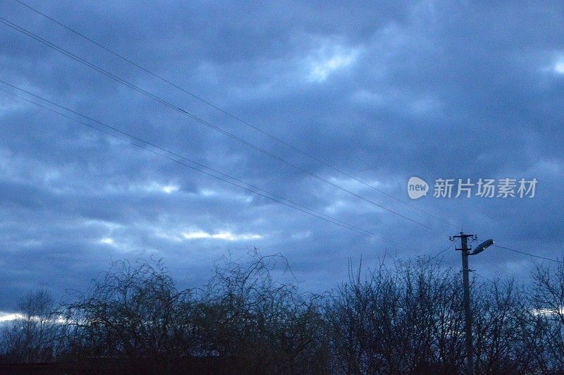 雷雨云在傍晚的天空上的村庄