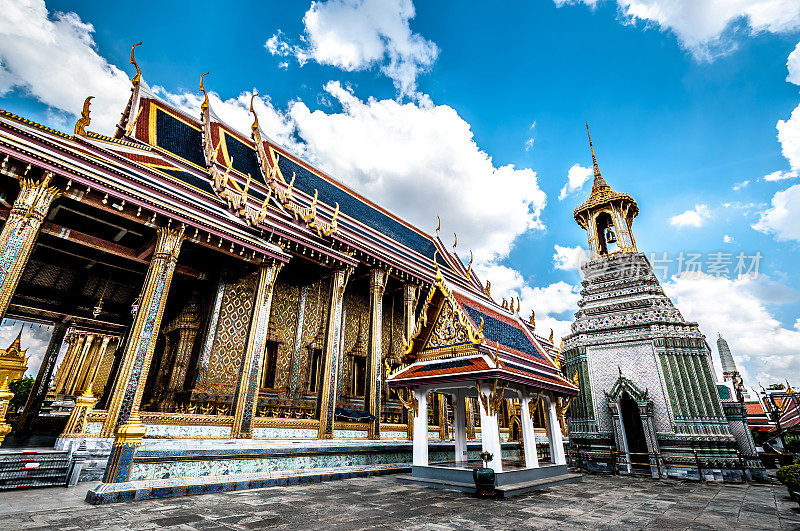泰国曼谷，白莎玛神庙和与乌博索一起的佛寺侧景