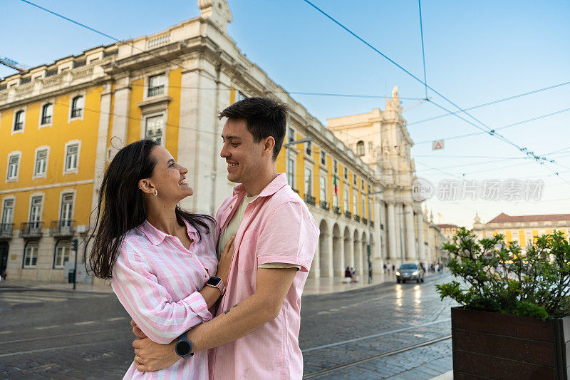 在里斯本，游客可以在Praça上访问Comércio