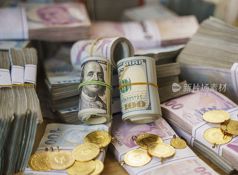 大量土耳其里拉纸币和金币