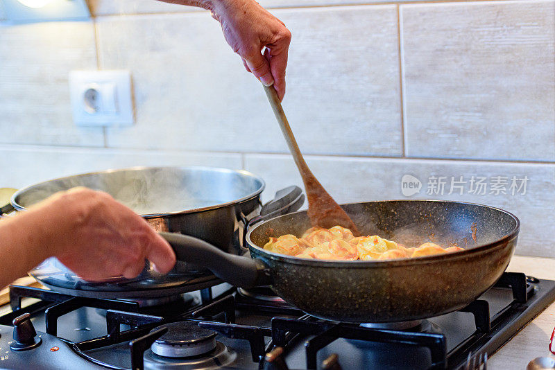 意大利饺子配意大利乳清干酪加番茄酱