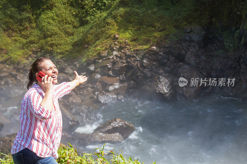 成熟的女人在夏日大笑，感觉很成功