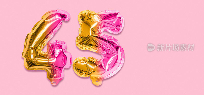 彩虹箔气球号码，数字45在一个粉红色的背景。印有45字的生日贺卡。