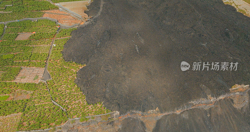 从拉帕尔马康伯雷Vieja最后一次火山爆发的海岸熔岩流的鸟瞰图。加那利群岛