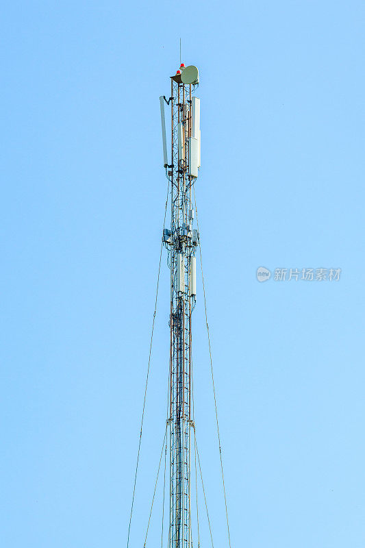 4G和5G蜂窝通信塔。宏基站。5G无线网络通信设备，无线模块和智能天线安装在金属上，云层背景。