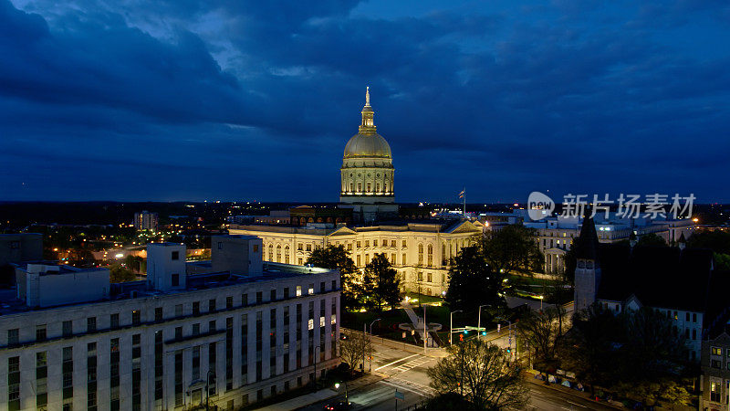 乔治亚州议会大厦的夜景鸟瞰图