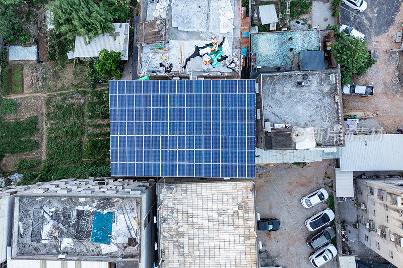 城镇屋顶上的太阳能电池板