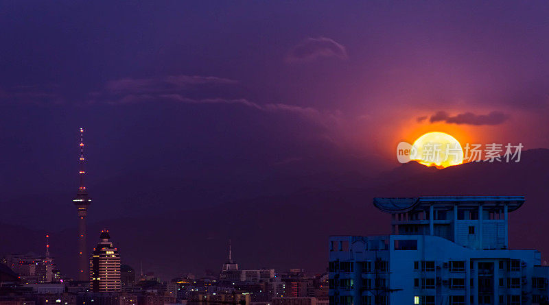 夜晚的城市天际线和北京的满月