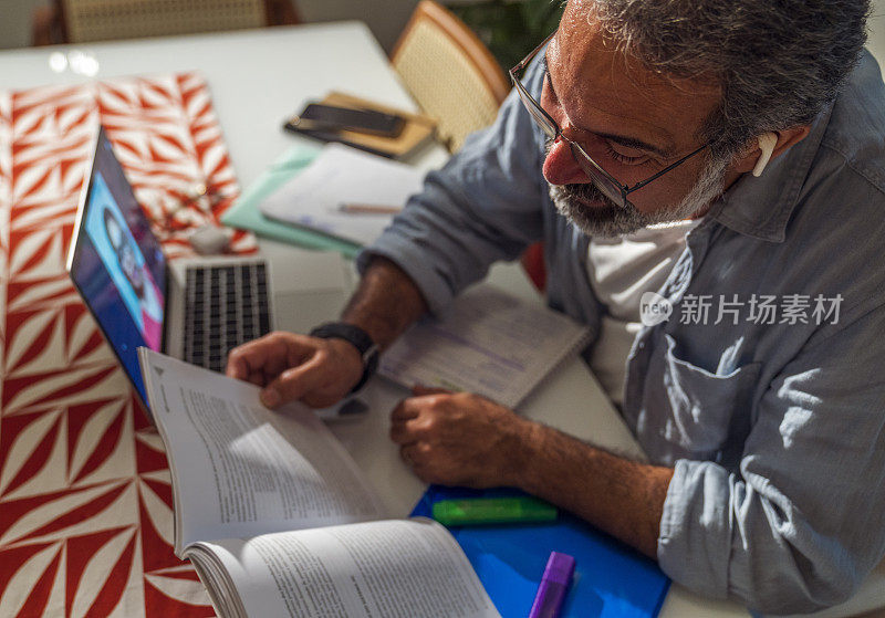 一位老人通过在线课程学习一门新语言