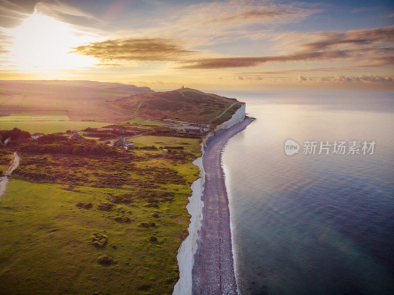 日出时英国南海岸悬崖的鸟瞰图