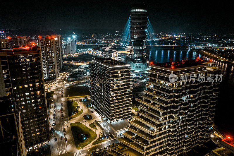 从无人机视角拍摄的贝尔格莱德夜晚