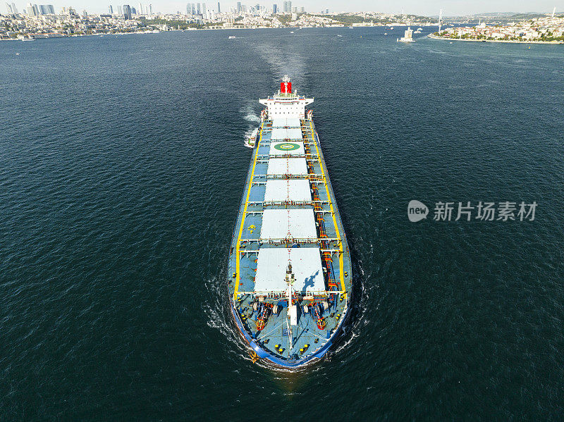 船舶进出口及商务物流，国际集装箱货船远洋物流运输，无人机航拍。