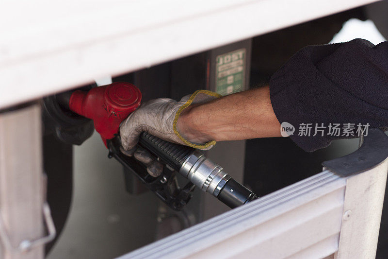操作人员手臂加油柴油B用于拖车中的制冷设备、农业柴油、易腐物品运输、食品运输等。
