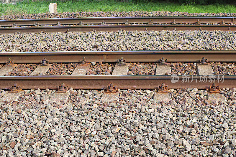 铁路和石头生锈的铁铁路