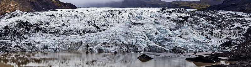 冰岛南部的Sólheimajökull冰川冰盖和泻湖全景图