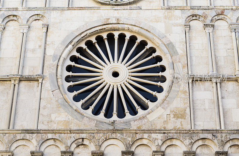 克罗地亚扎达尔的圣阿纳斯塔西娅大教堂著名的玫瑰花环圆窗