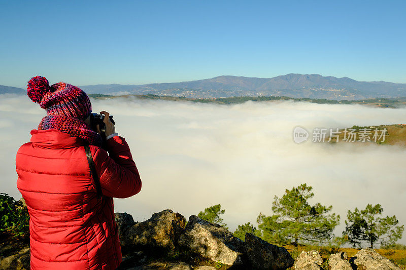 游客在杜洛山谷拍摄风景