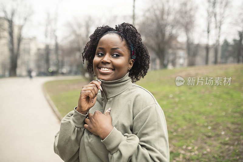 一个快乐的非洲女孩慢跑和享受的肖像