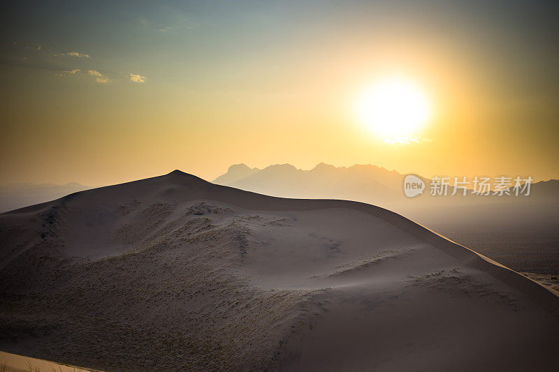 莫哈韦沙漠日出时的沙丘