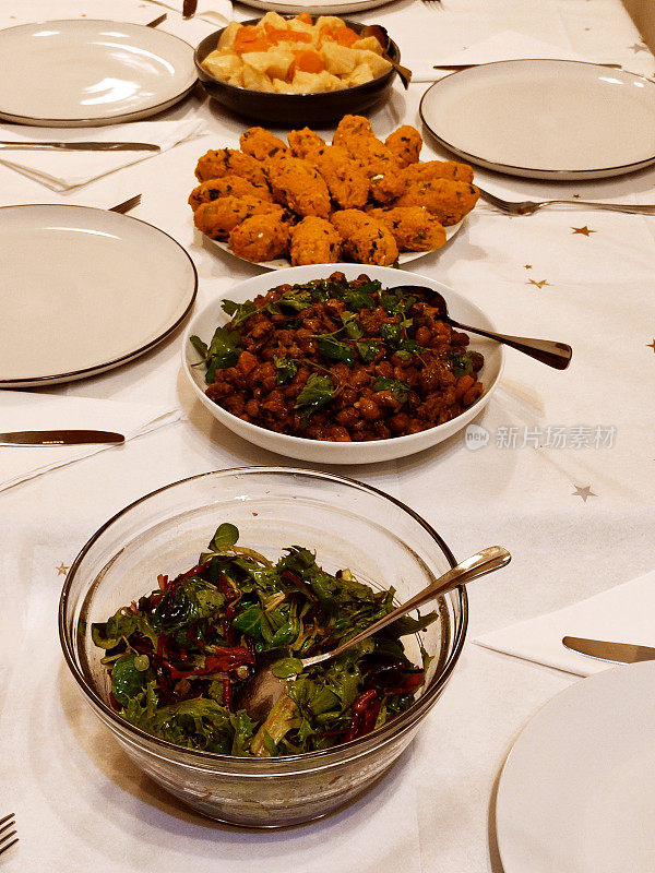 在英国苏格兰格拉斯哥的晚餐上提供传统的土耳其素食素食开胃菜