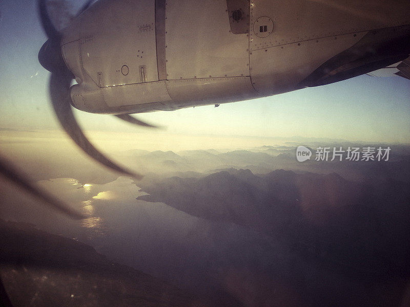 在日落时分飞越阿尔卑斯山上空