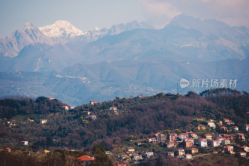 意大利北部利古里亚地区。拉斯佩齐亚省全景与山脉。