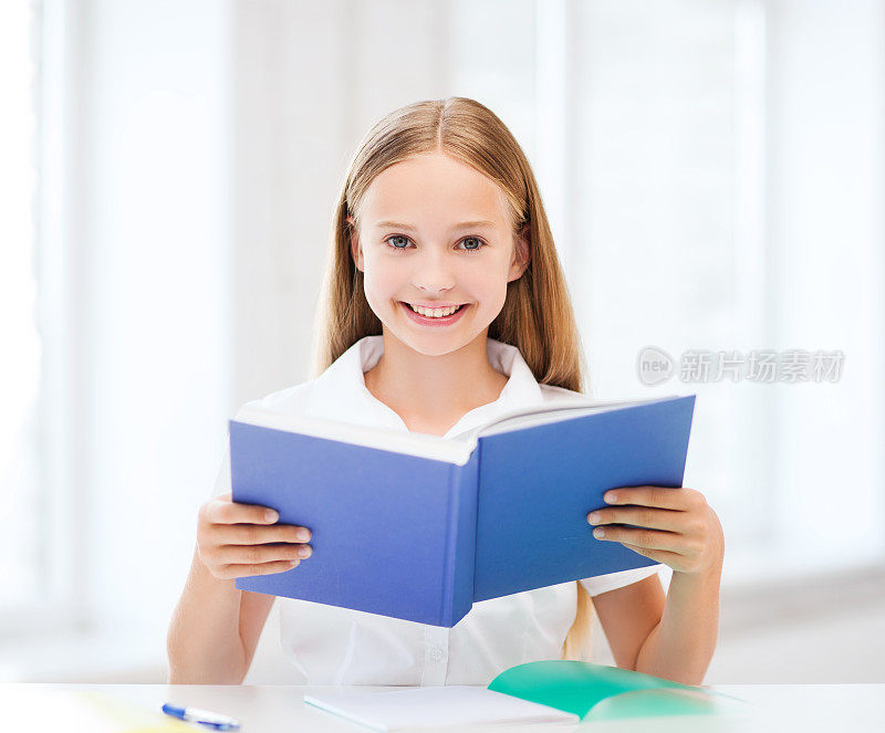 女孩在学校学习和读书