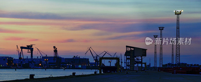 日落时的罗斯托克港