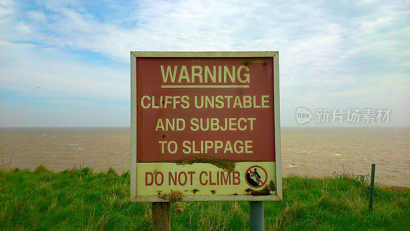 英格兰沃尔顿-纳兹的悬崖警告标志