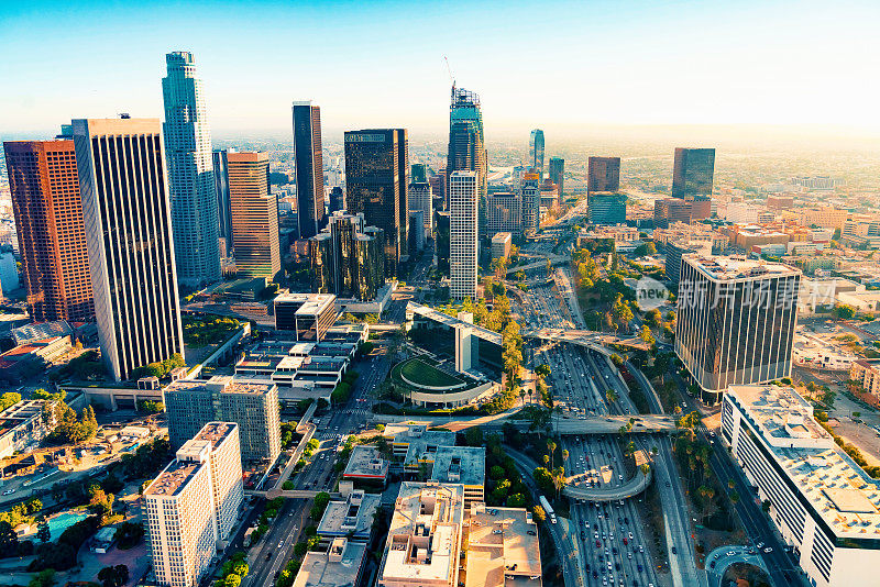 日落时洛杉矶市中心的鸟瞰图