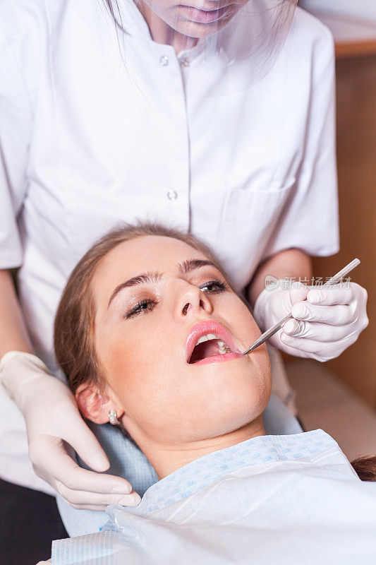 牙医正在进行全面检查。女性患者。