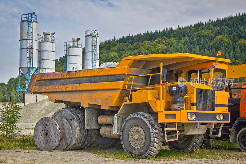 水泥厂大型自卸卡车