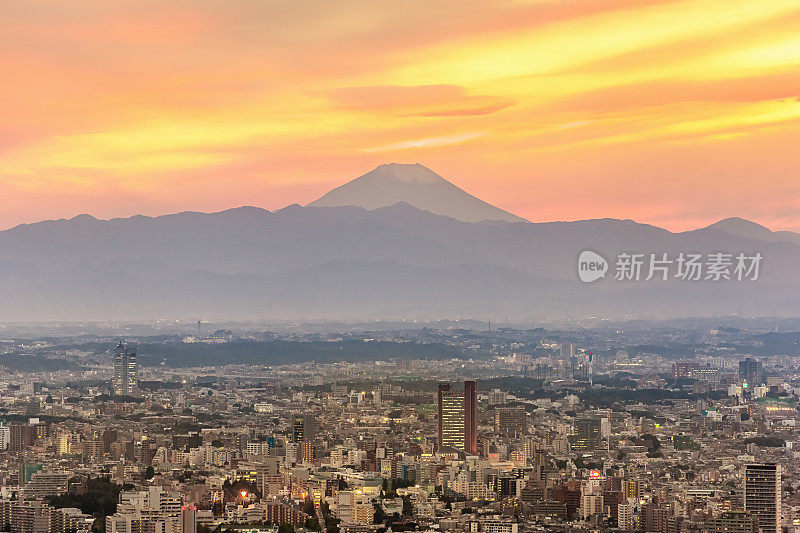 日落时分的富士山东京城，日本