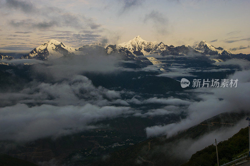 中国香格里拉，梅里雪山，日出。