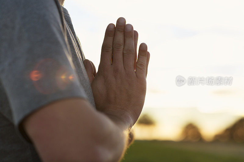 日落时人们的双手祈祷