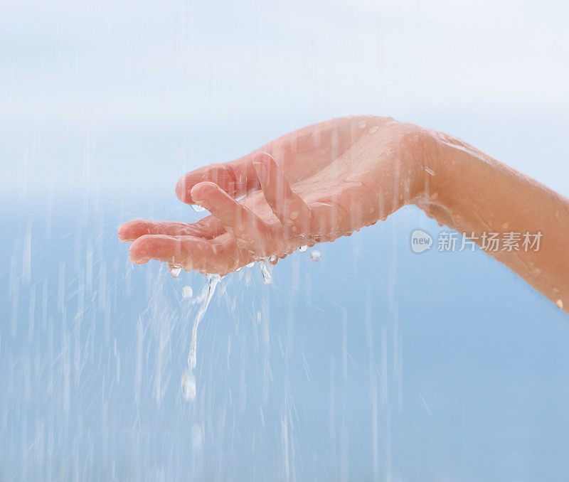 女人的手在淋浴下湿了