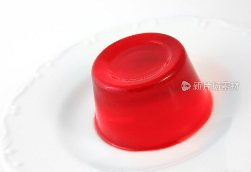 陶瓷盘子上的红色水果果冻