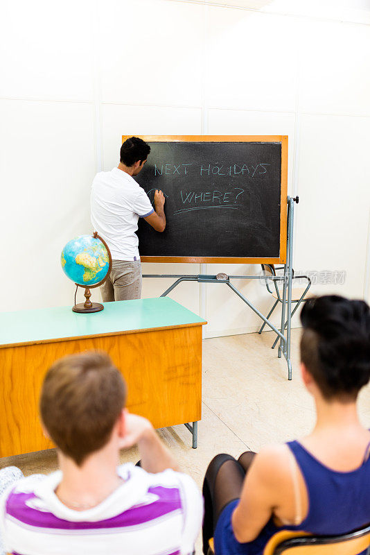 青少年大学生在课堂上听课