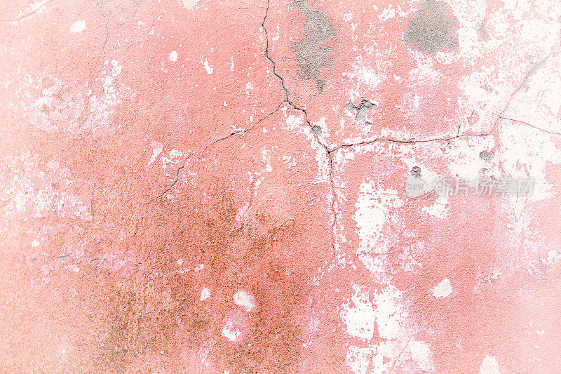 旧西西里墙背景:粉红色和开裂