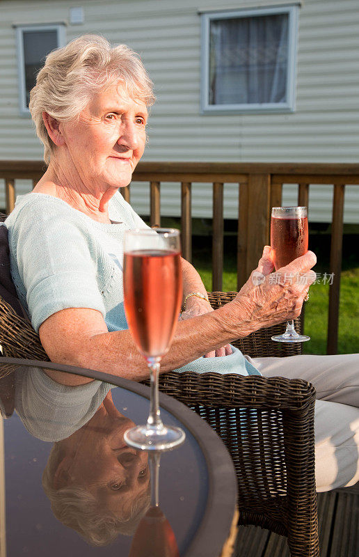 老年妇女饮酒