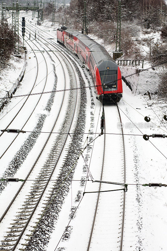 铁轨被雪覆盖，火车