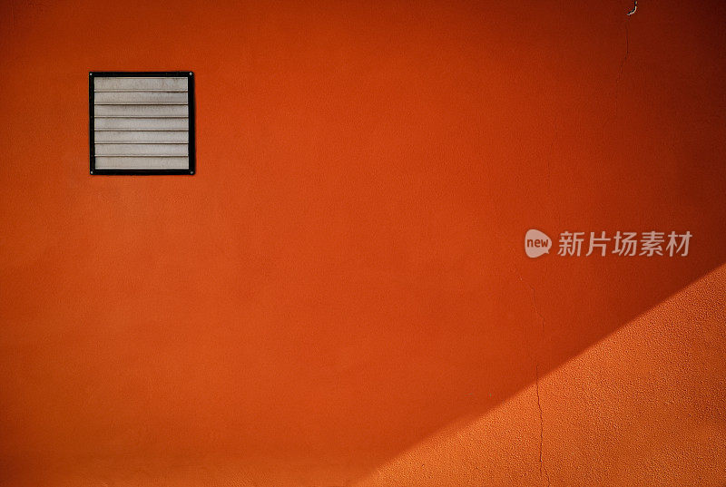 生动的橙色墙壁背景被光切割