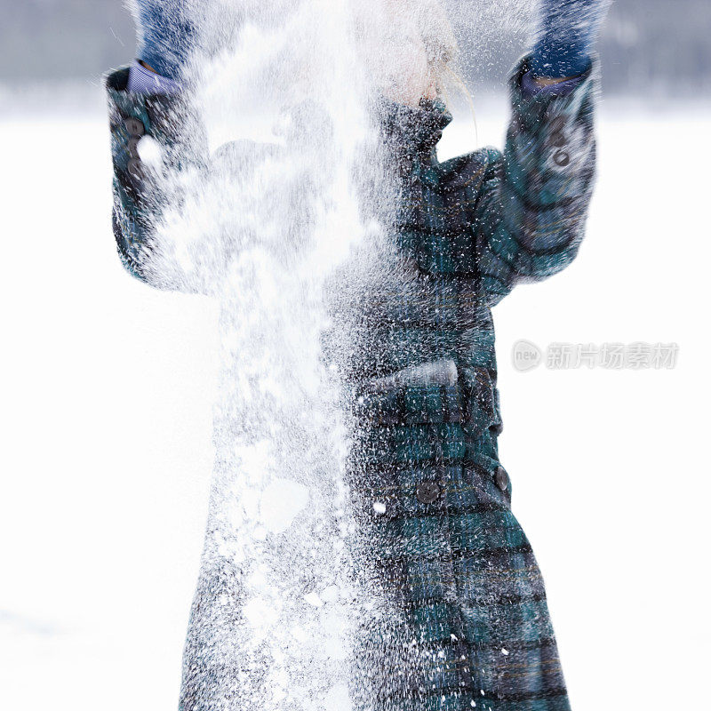 女孩在雪中玩耍