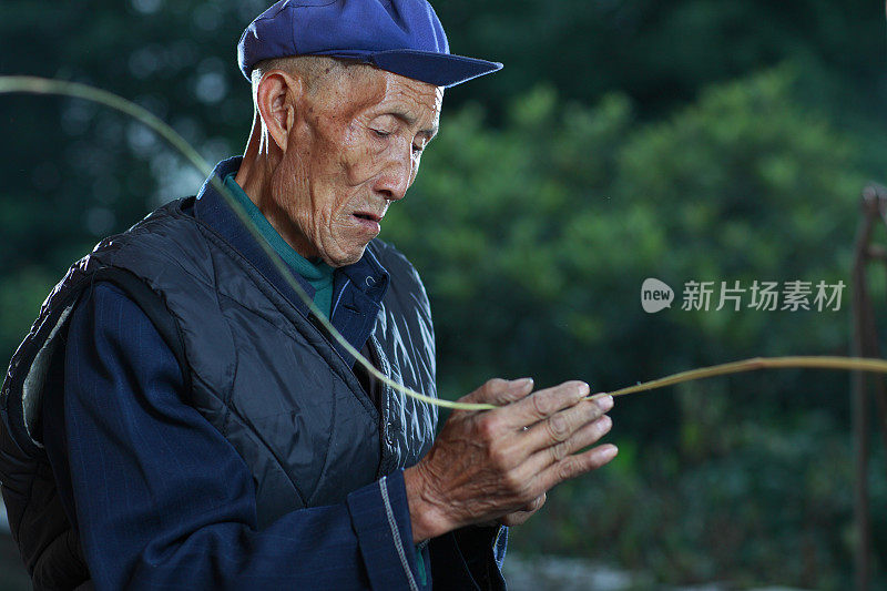 年长亚洲人做手工艺品