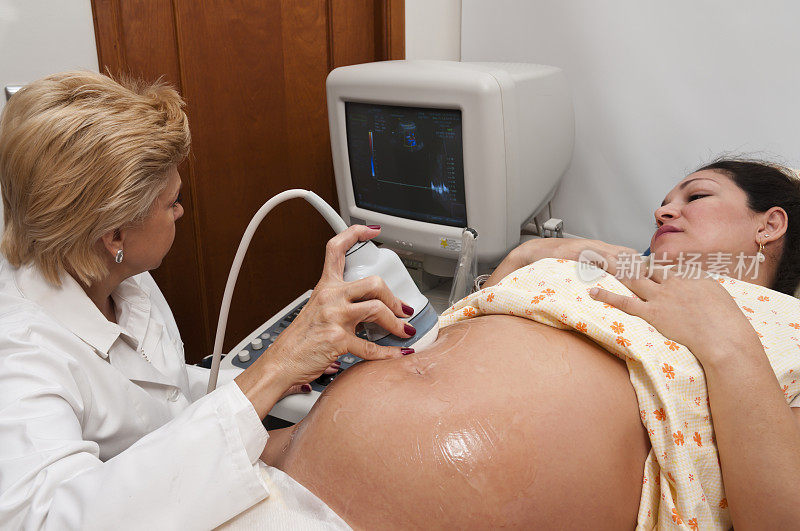 接受超声波检查的孕妇