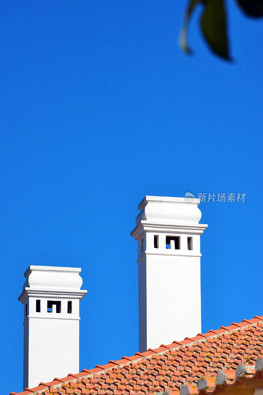 双白色烟囱和天空，葡萄牙乌里克