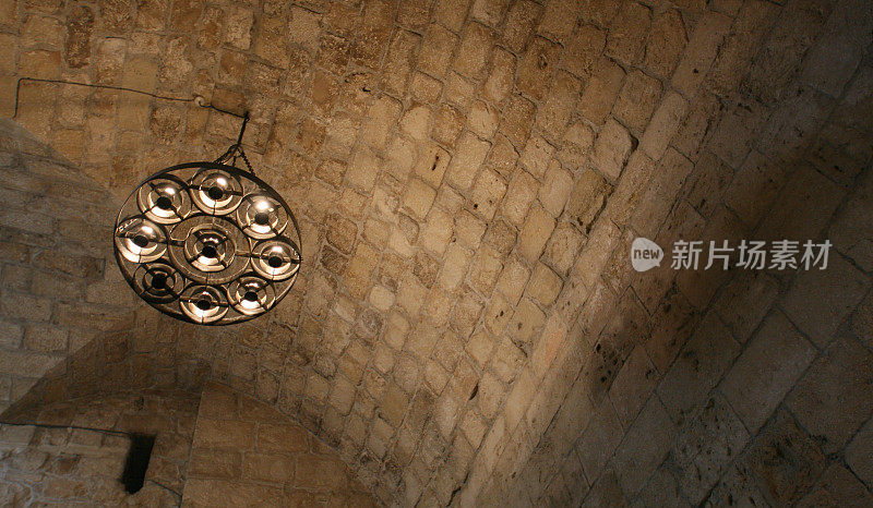 中世纪的石砖洞穴吊灯