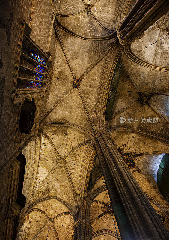 西班牙加泰罗尼亚巴塞罗那大教堂的拱形天花板