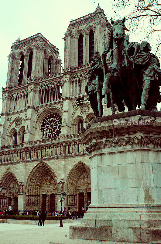 巴黎圣母院，查理曼雕像