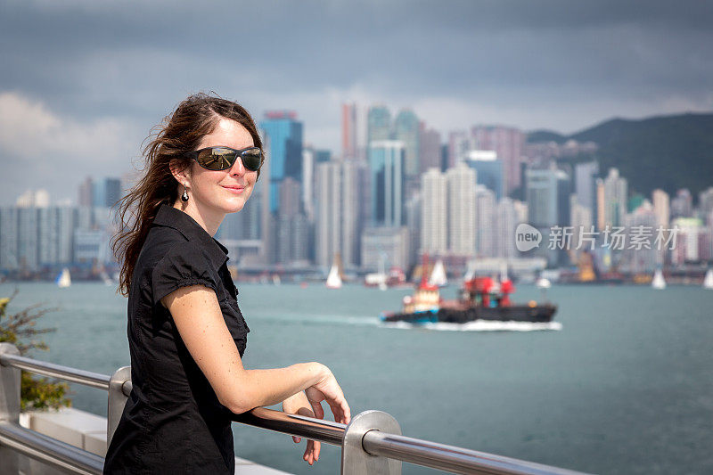 香港戴墨镜的白人妇女